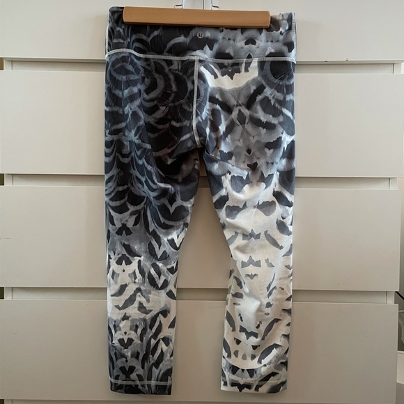 Lululemon Wunder Under Crop - Picture 2 of 4